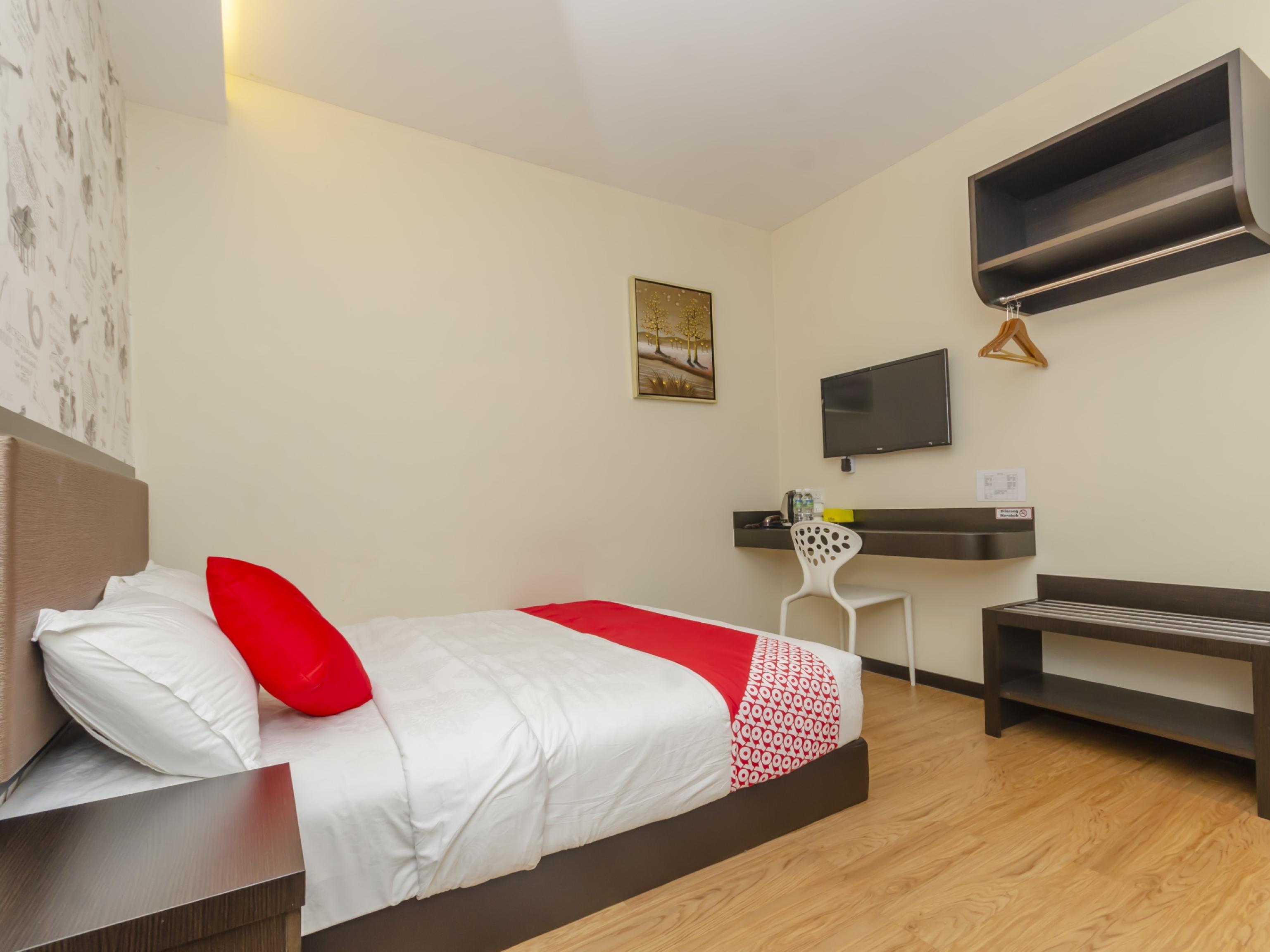 Super Oyo 1214 Oro Hotel Keluang Kültér fotó