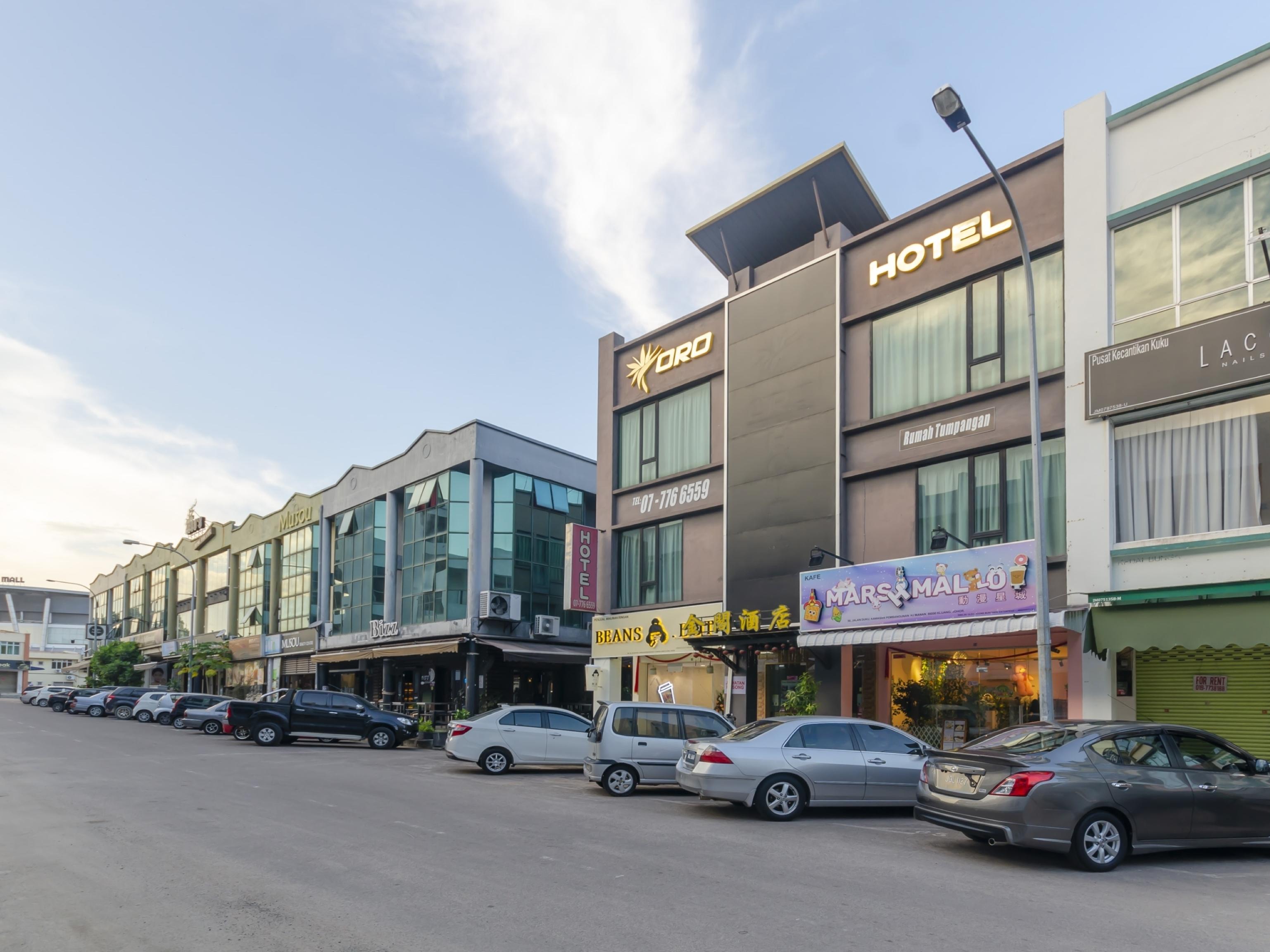 Super Oyo 1214 Oro Hotel Keluang Kültér fotó