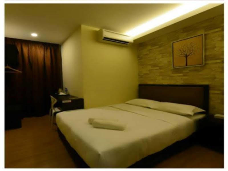 Super Oyo 1214 Oro Hotel Keluang Kültér fotó