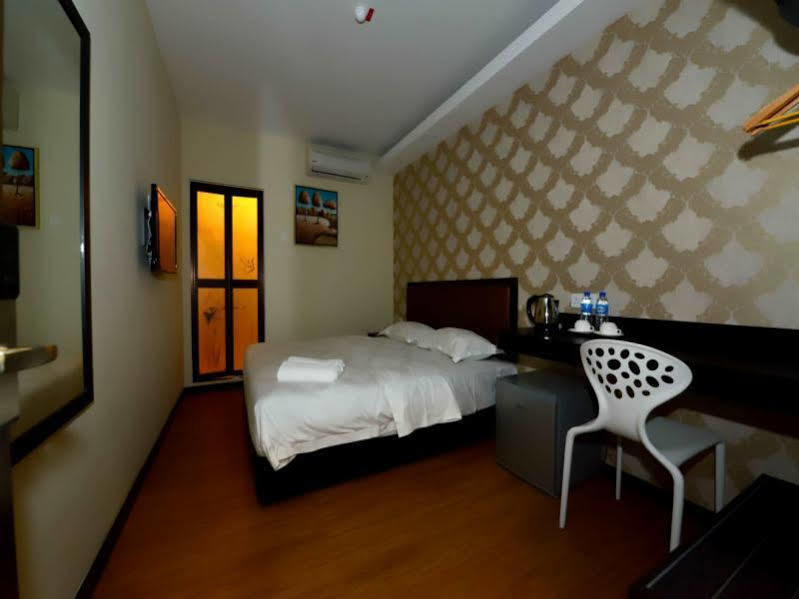 Super Oyo 1214 Oro Hotel Keluang Kültér fotó