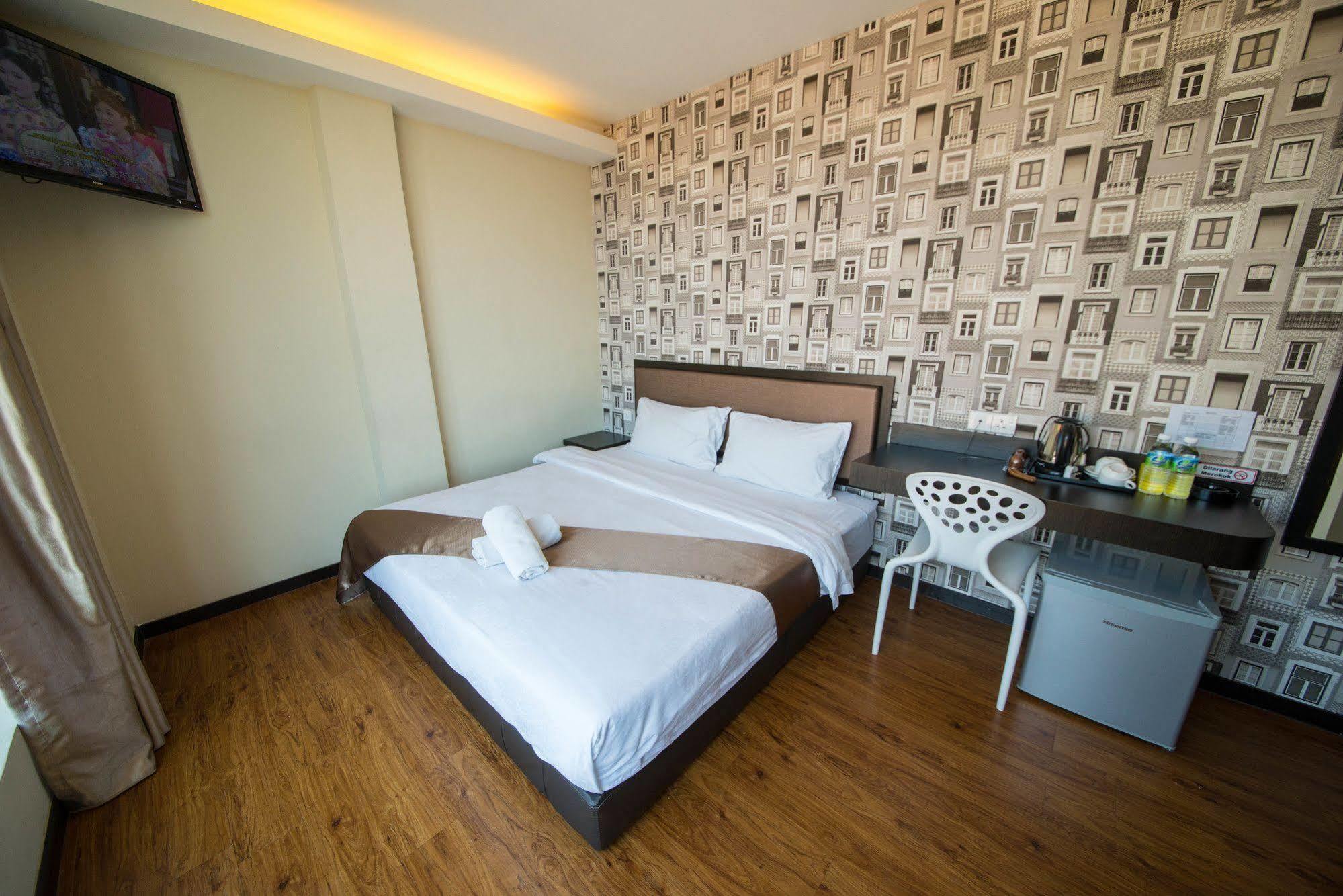 Super Oyo 1214 Oro Hotel Keluang Kültér fotó