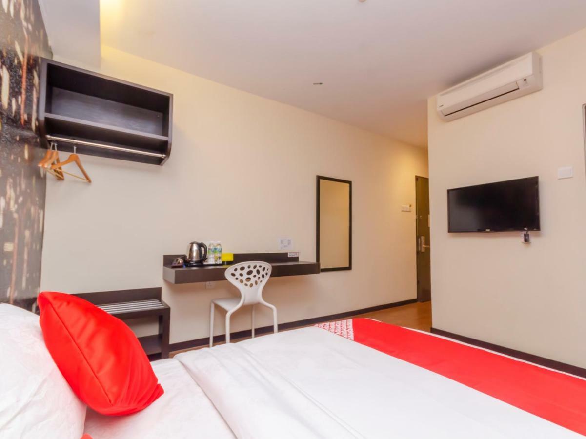 Super Oyo 1214 Oro Hotel Keluang Kültér fotó