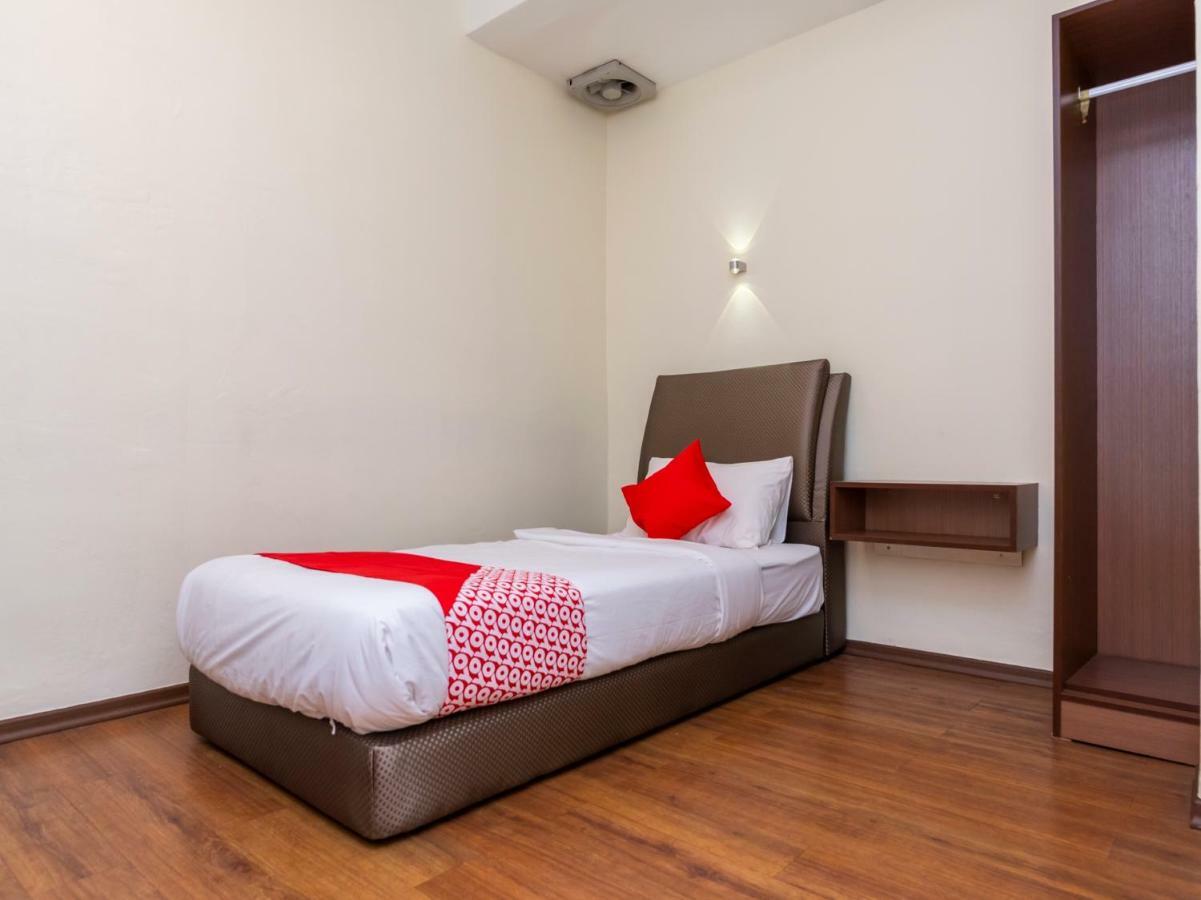 Super Oyo 1214 Oro Hotel Keluang Kültér fotó
